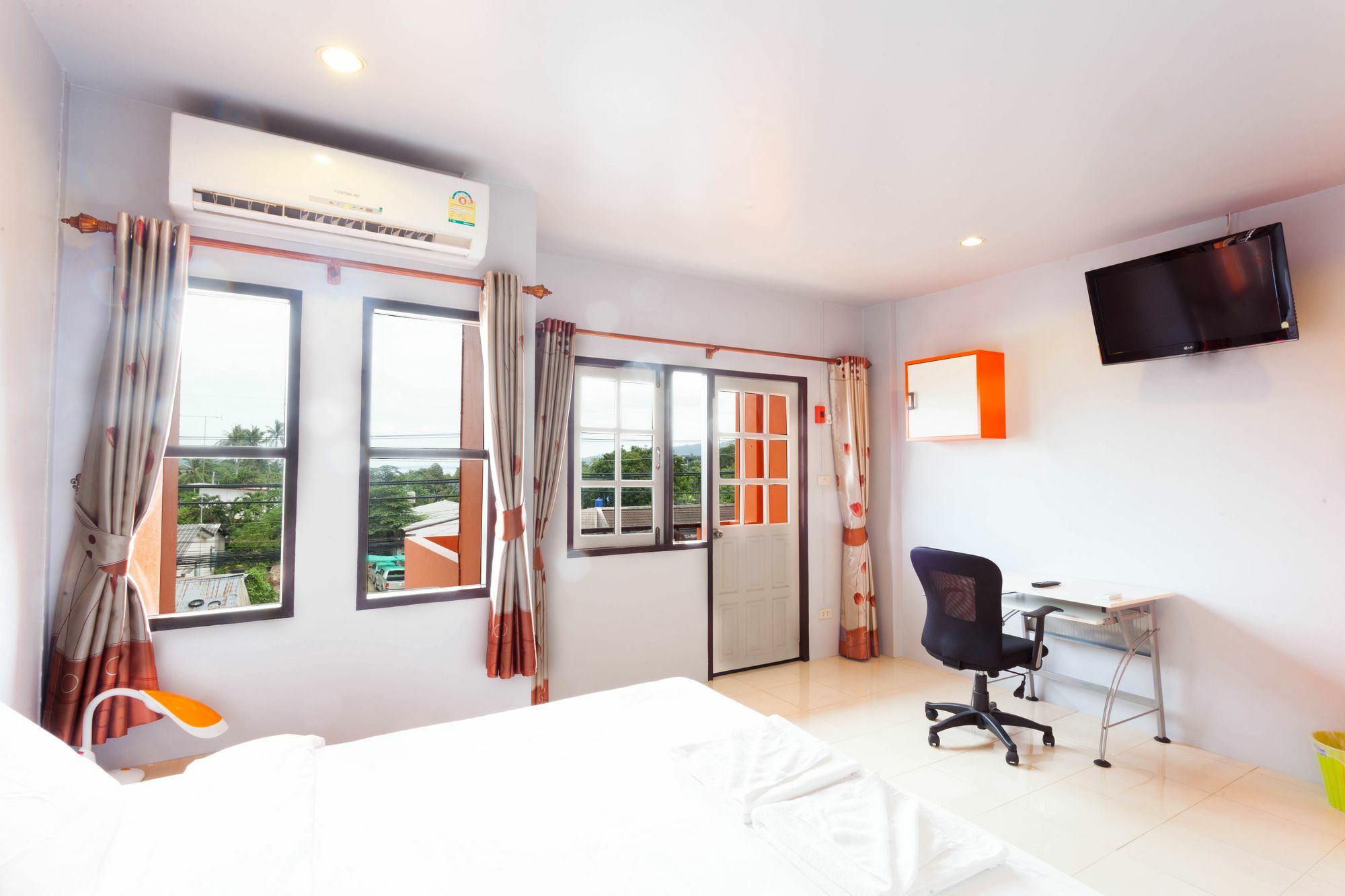 Luna Guesthouse And Travel Rawai Екстериор снимка